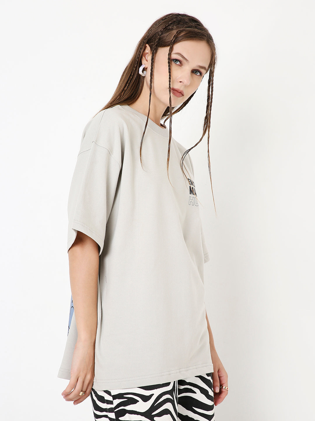 Oversize light gray T-shirt with subtle skipping stone print, short sleeves, relaxed fit.