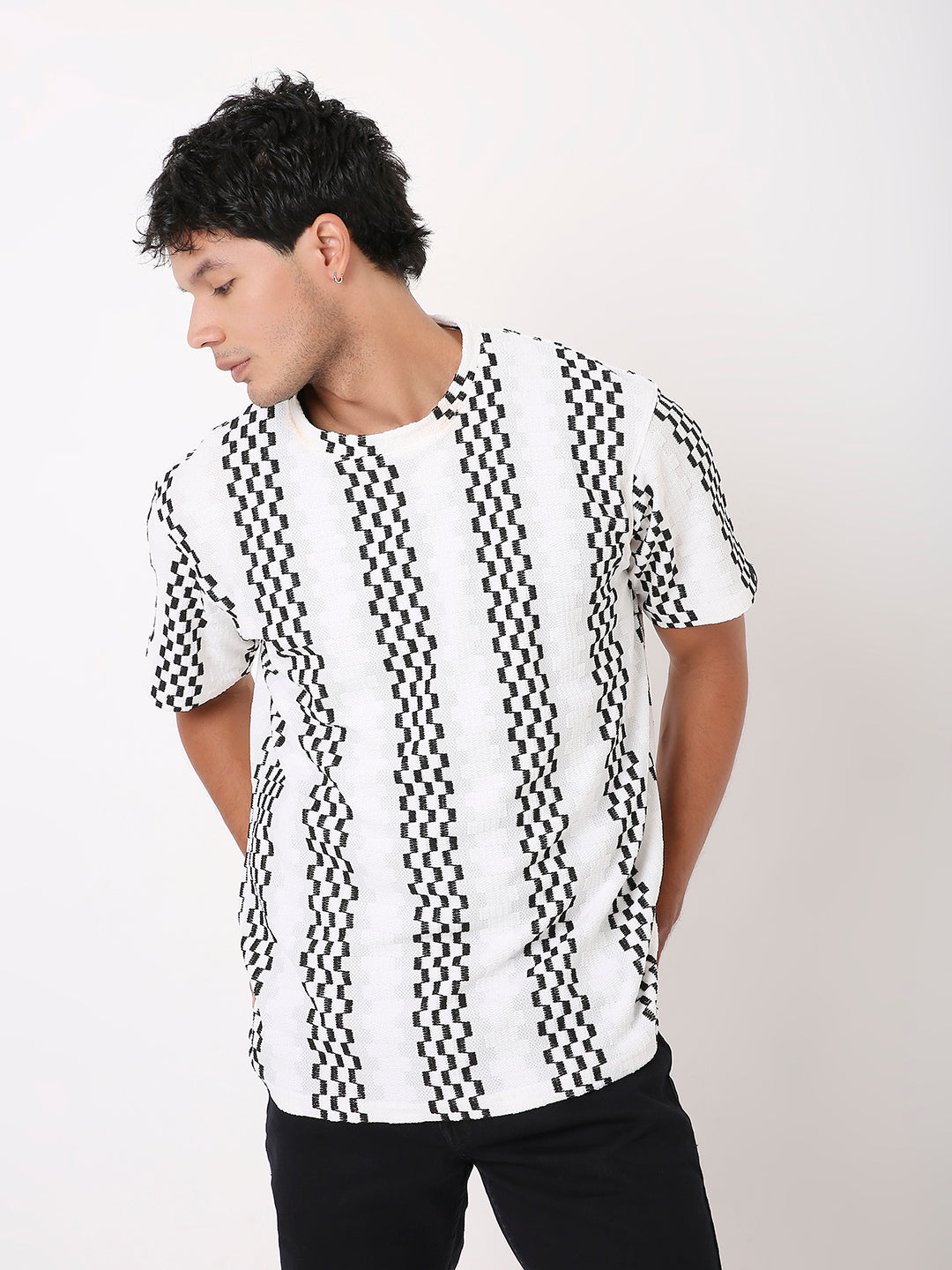 WHITE STRIPED PATTERNED TSHIRT