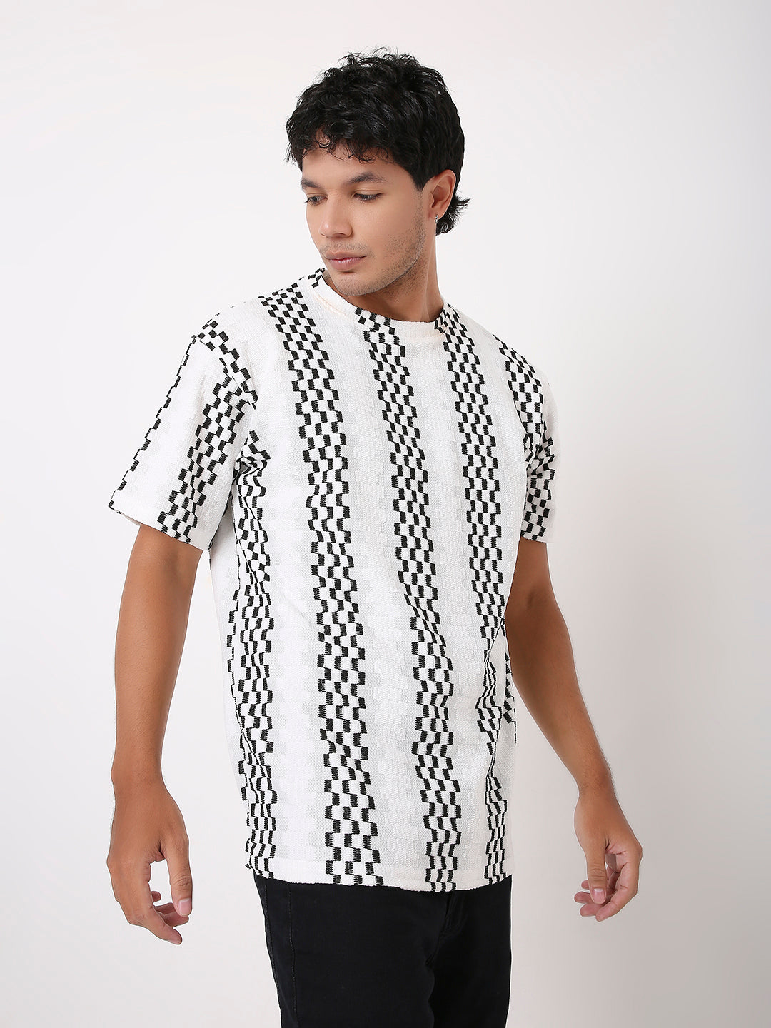 WHITE STRIPED PATTERNED TSHIRT