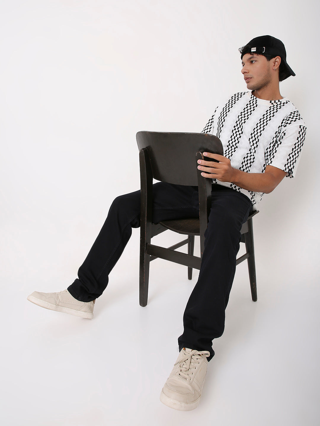 WHITE STRIPED PATTERNED TSHIRT