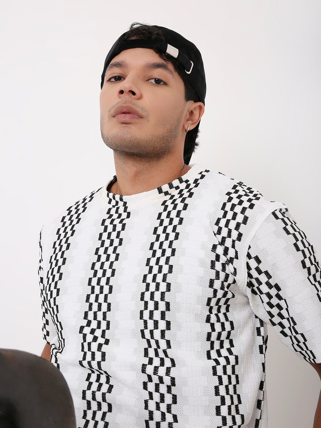 WHITE STRIPED PATTERNED TSHIRT