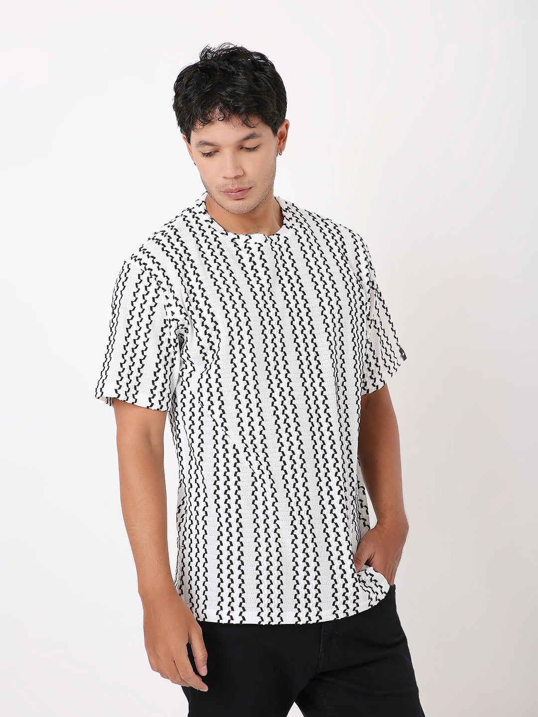 WHITE STRIPED PATTERNED TSHIRT