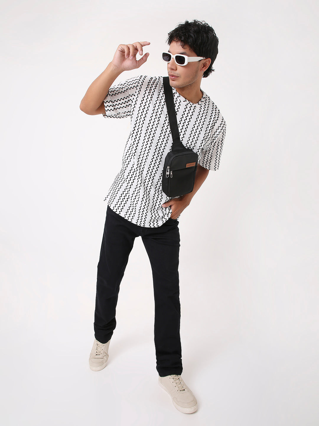 WHITE STRIPED PATTERNED TSHIRT