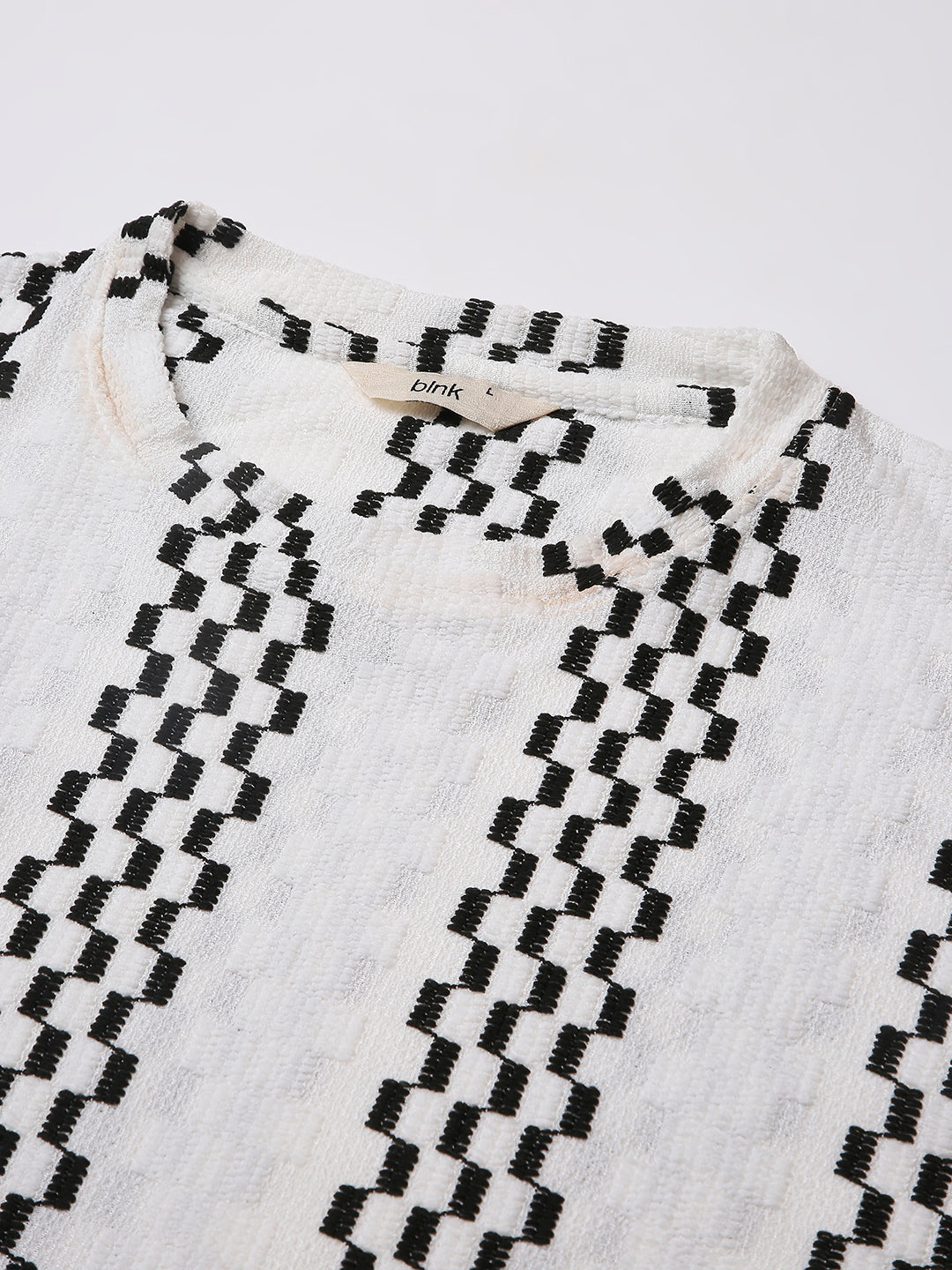 WHITE STRIPED PATTERNED TSHIRT