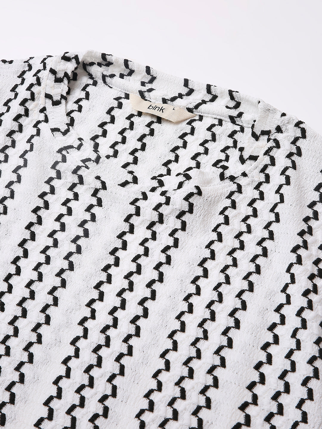 WHITE STRIPED PATTERNED TSHIRT