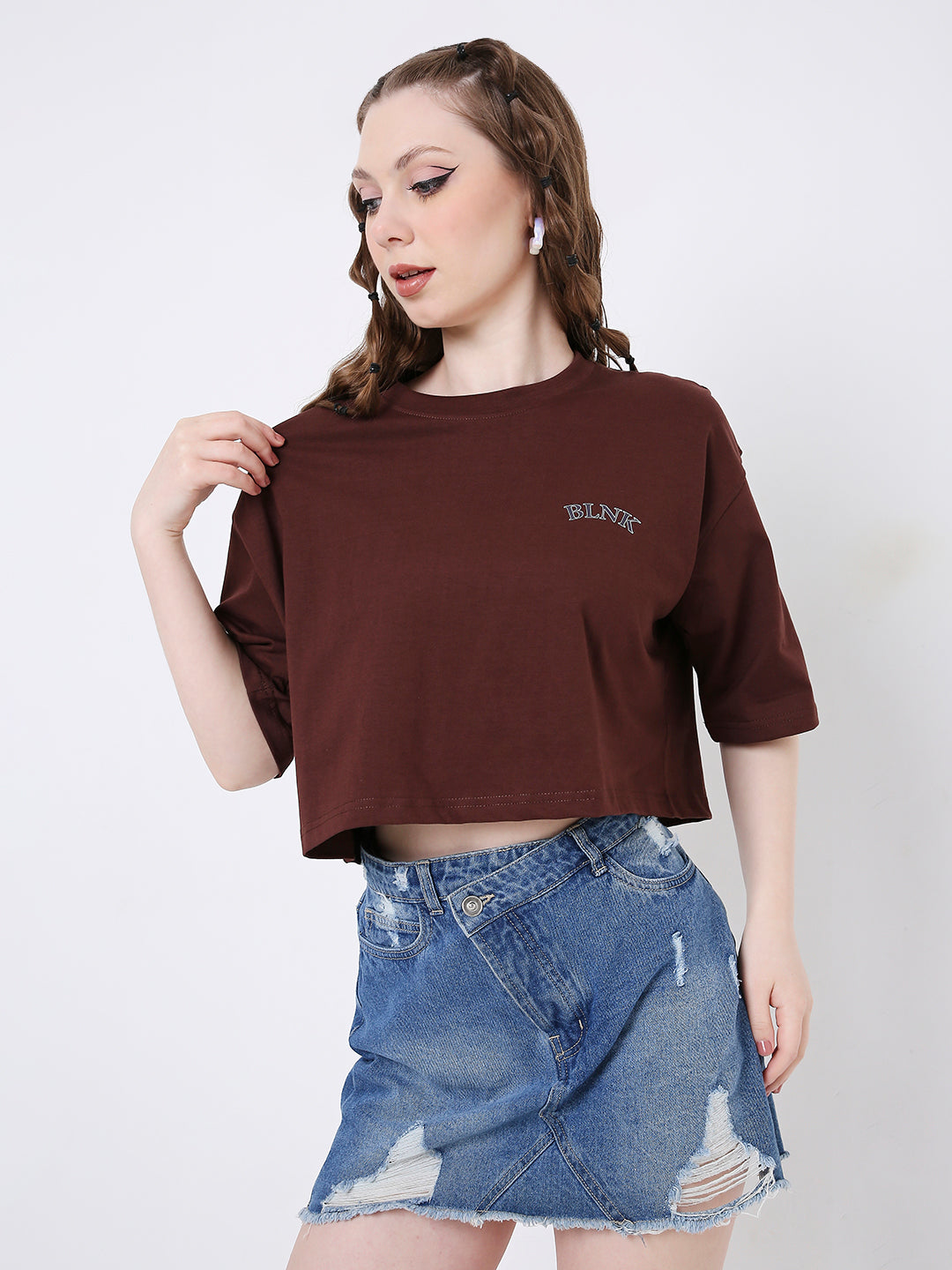Oversize brown crop top with short sleeves and small printed logo on chest.