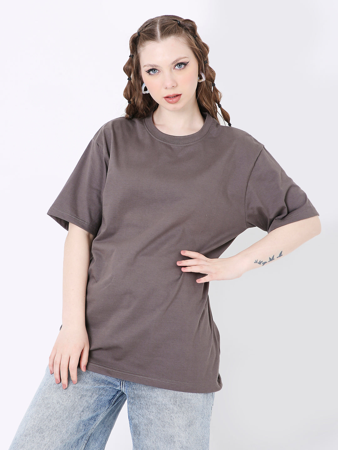 Relaxed fit steel grey solid t-shirt with short sleeves worn with light blue jeans.