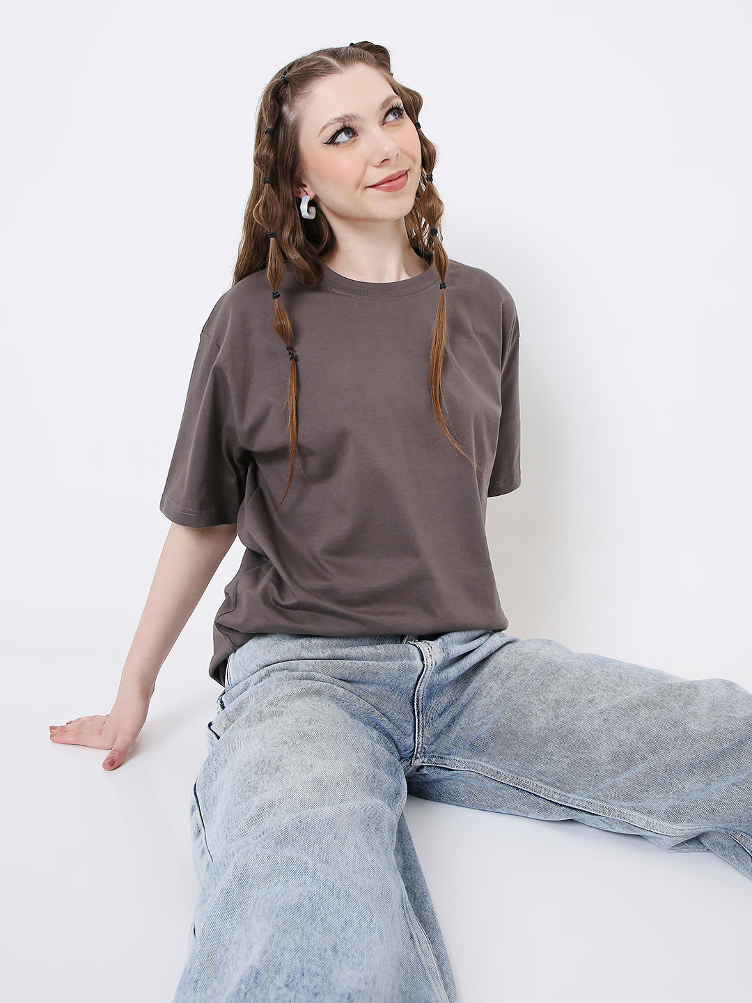 Relaxed fit steel grey solid t-shirt with short sleeves worn with light wash jeans.