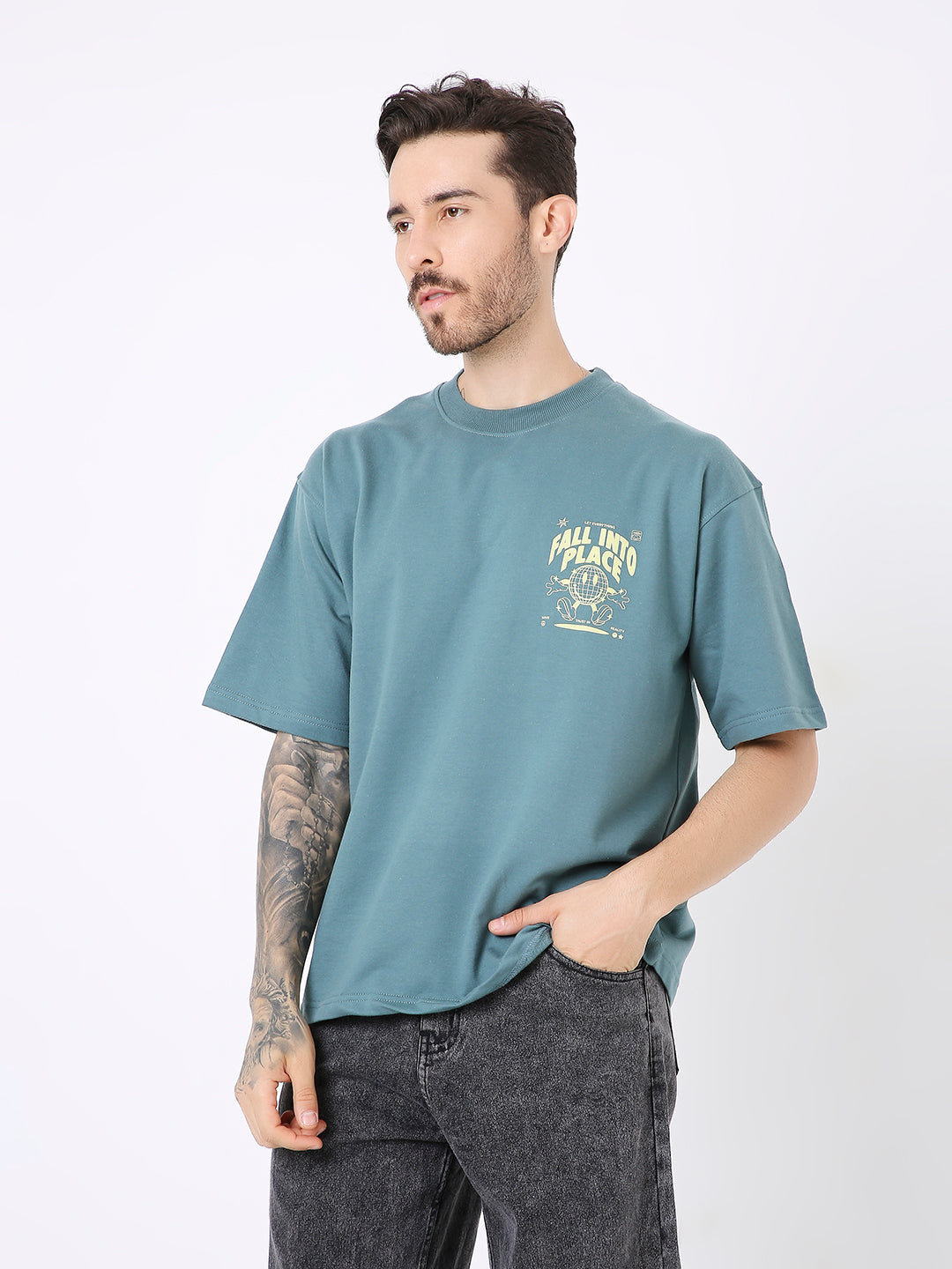 Oversize sapphire blue T-shirt with yellow graphic print and relaxed fit.