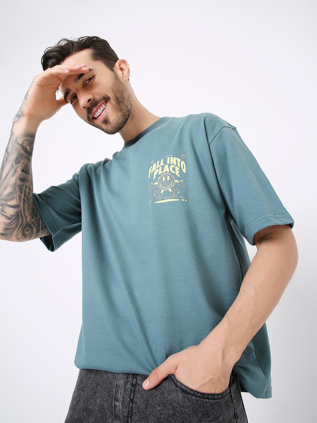 Oversize sapphire blue t-shirt with yellow graphic print on chest, relaxed fit, short sleeves.