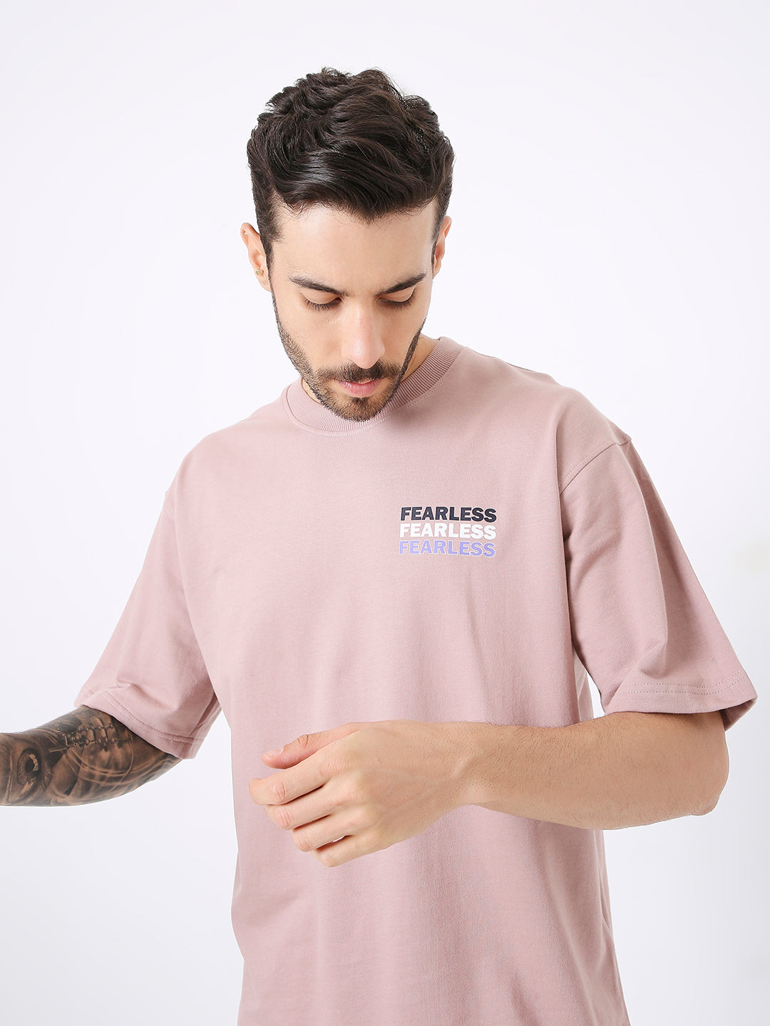 Oversize onion pink t-shirt with small "Fearless" text on chest, crew neck and short sleeves.