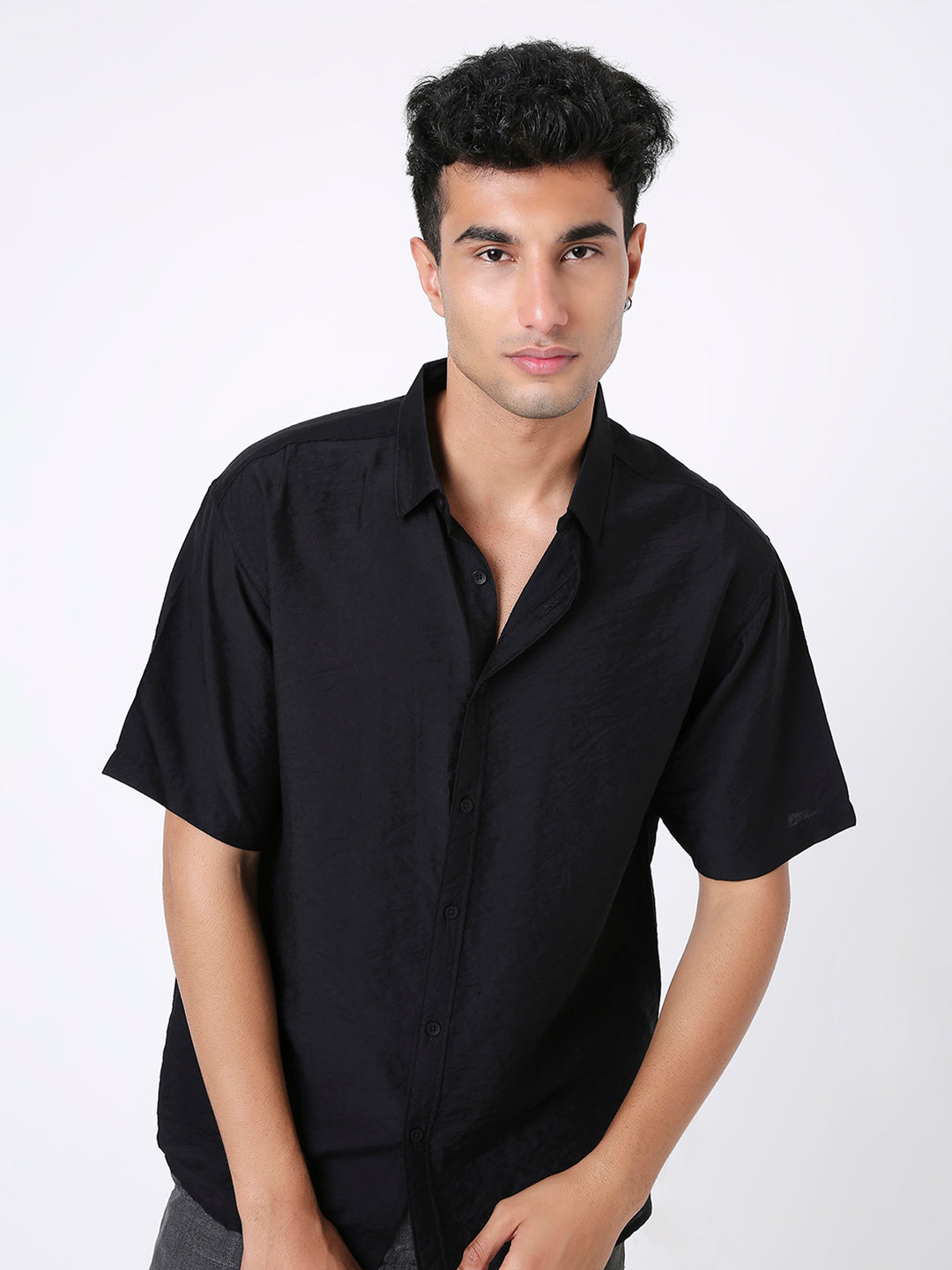 ESSENTIAL BLACK SOLID SHIRT