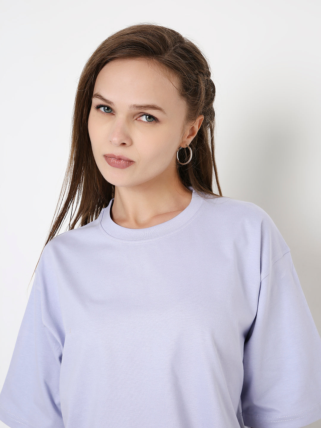 Oversize lavender crop top with relaxed fit and short sleeves.
