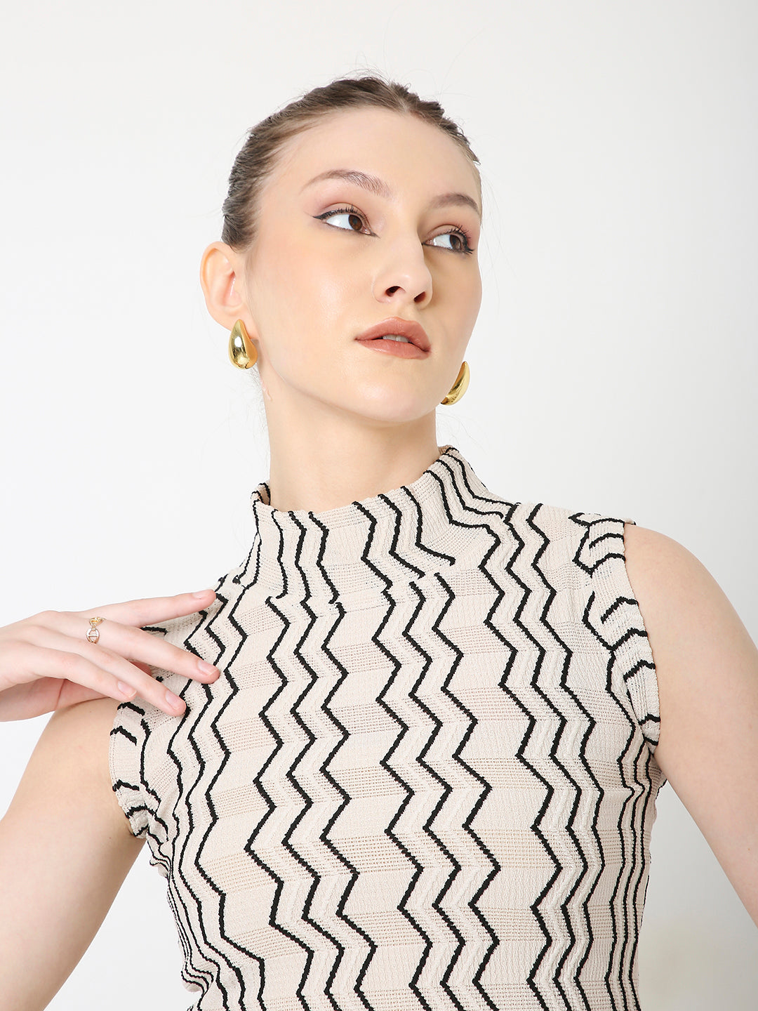 BEIGE ZIGZAG PATTERNED SLEEVELESS HIGH NECK CROP TOP