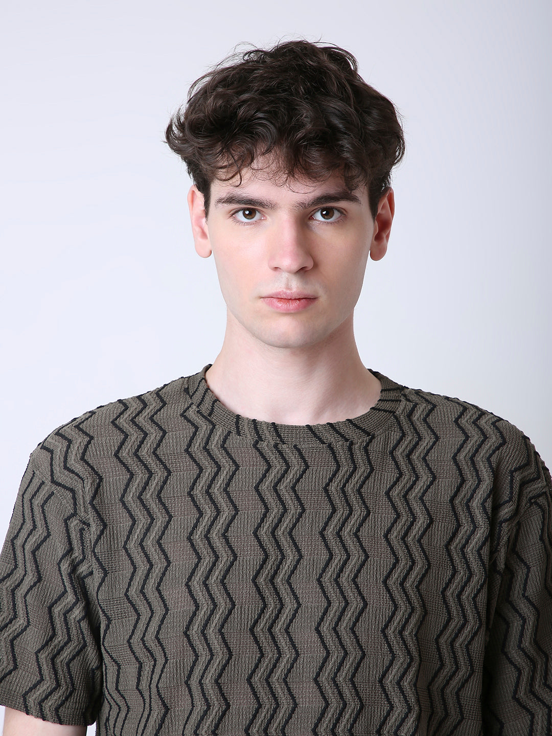 OLIVE GREEN TEXTURED ZIGZAG PATTERN T-SHIRT
