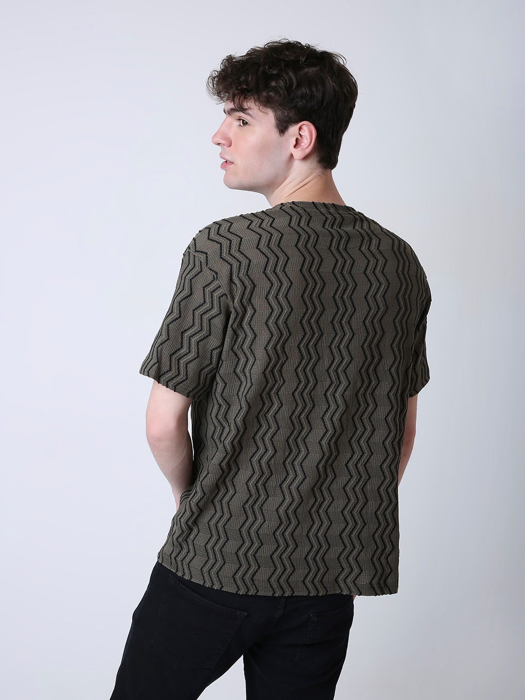 OLIVE GREEN TEXTURED ZIGZAG PATTERN T-SHIRT