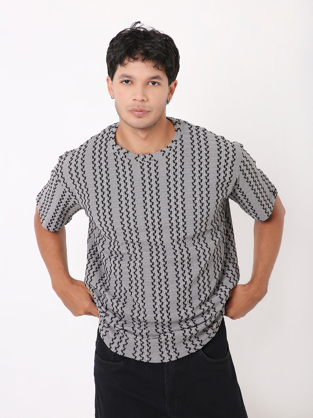 GRAY STRIPED PATTERNED TSHIRT