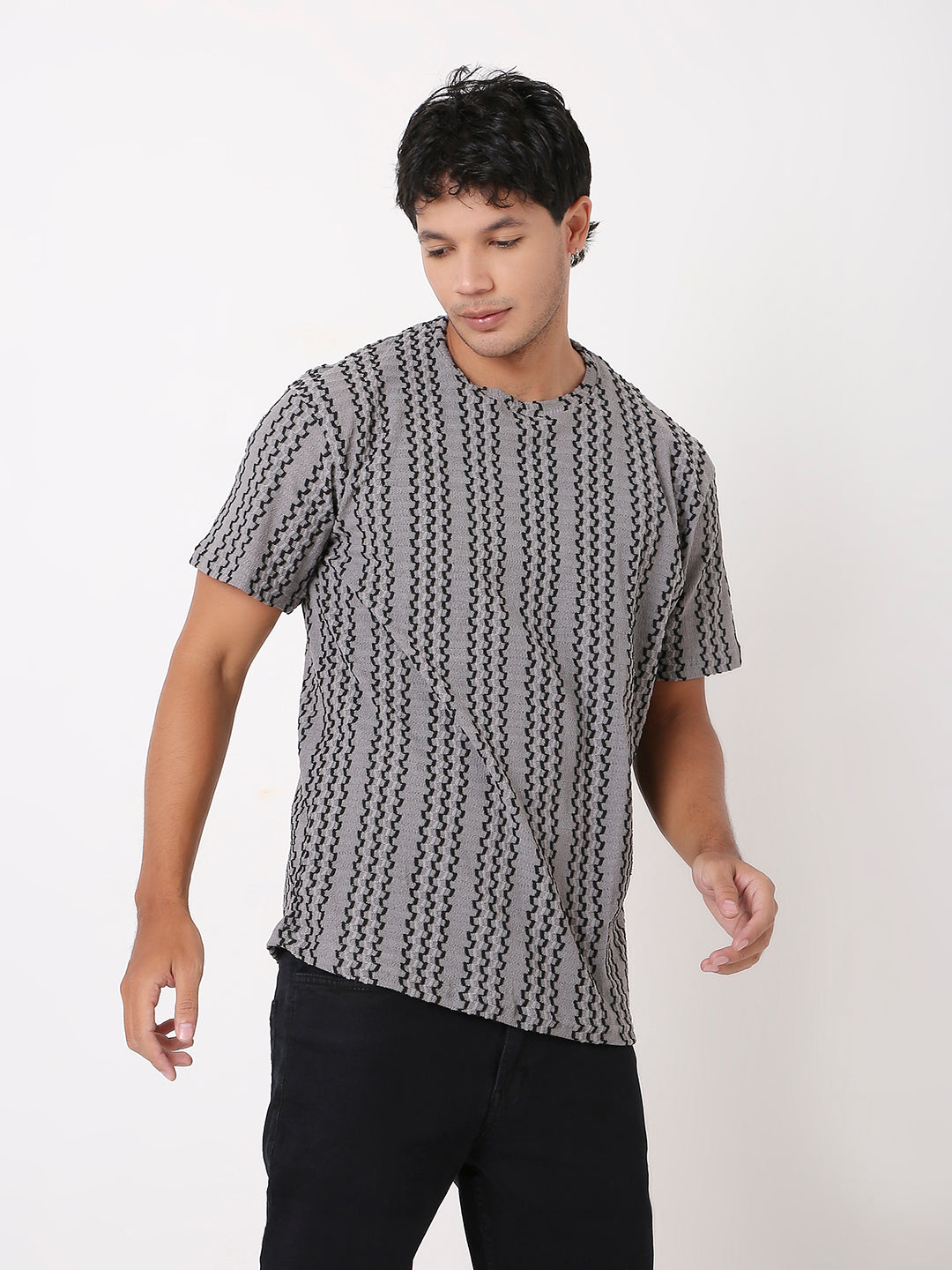GRAY STRIPED PATTERNED TSHIRT