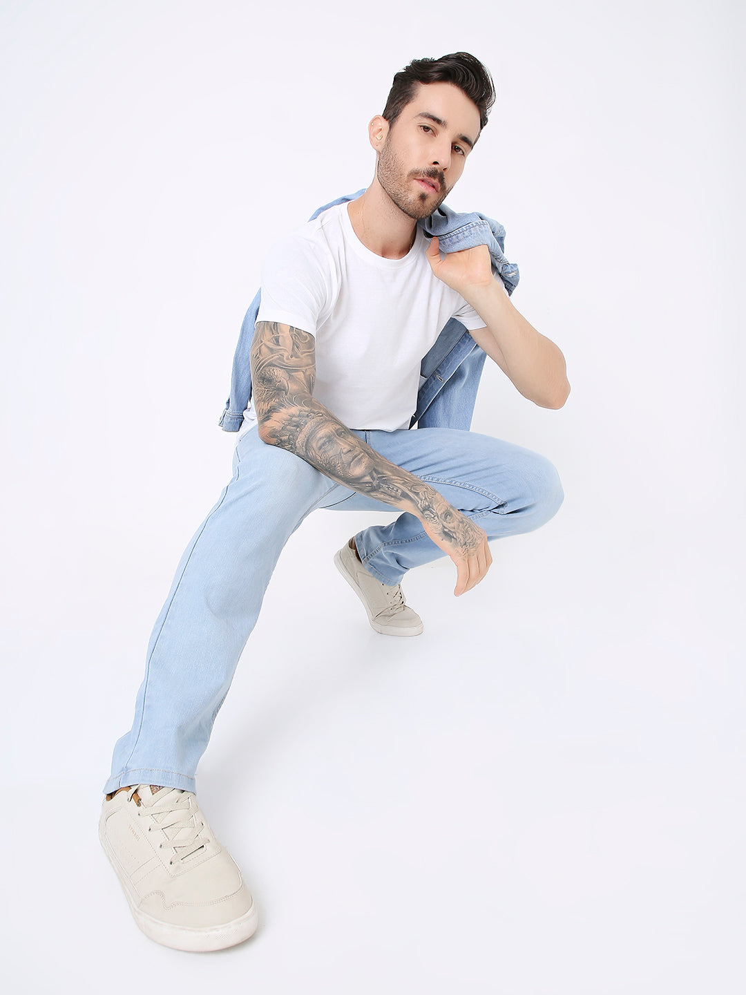 MEN MID LIGHT WASH STRAIGHT FIT DENIM JEANS