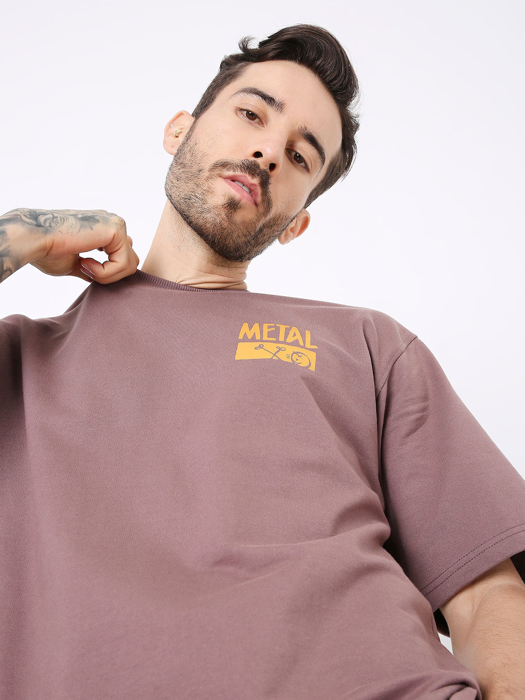Oversize old rose t-shirt with yellow "Metal Design" text on chest, soft cotton fabric.