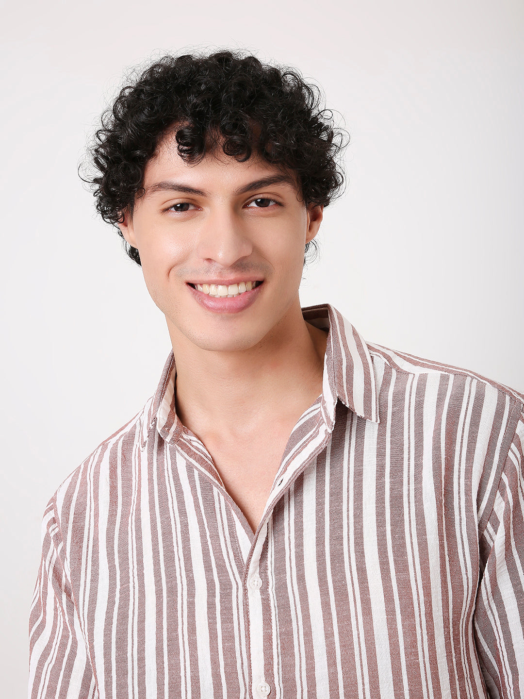 MEN'S RELAXED FIT VERTICAL STRIPED SHIRT